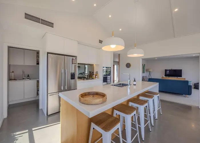 Vakantiehuis Lakeview Heights - 2020 Built Luxury Large House & Self Contained - 264 Sq Mtr