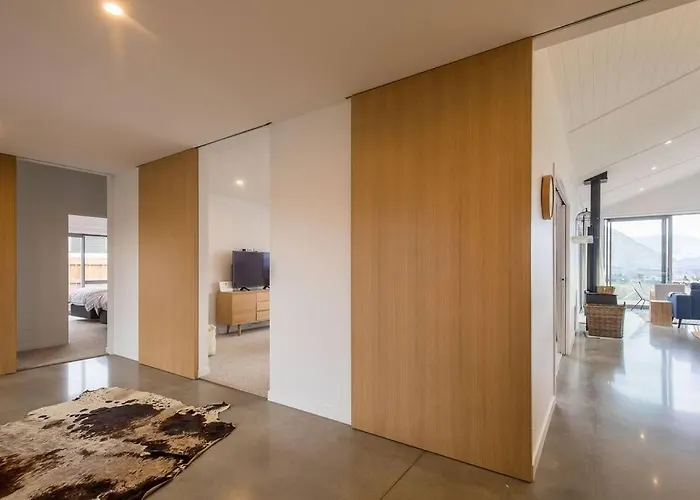 Vakantiehuis Lakeview Heights - 2020 Built Luxury Large House & Self Contained - 264 Sq Mtr Wanaka