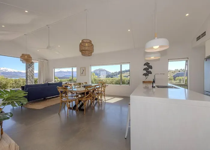 Vakantiehuis Lakeview Heights - 2020 Built Luxury Large House & Self Contained - 264 Sq Mtr