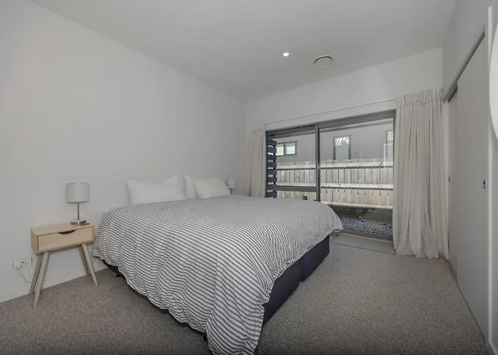Vakantiehuis Lakeview Heights - 2020 Built Luxury Large House & Self Contained - 264 Sq Mtr Wanaka